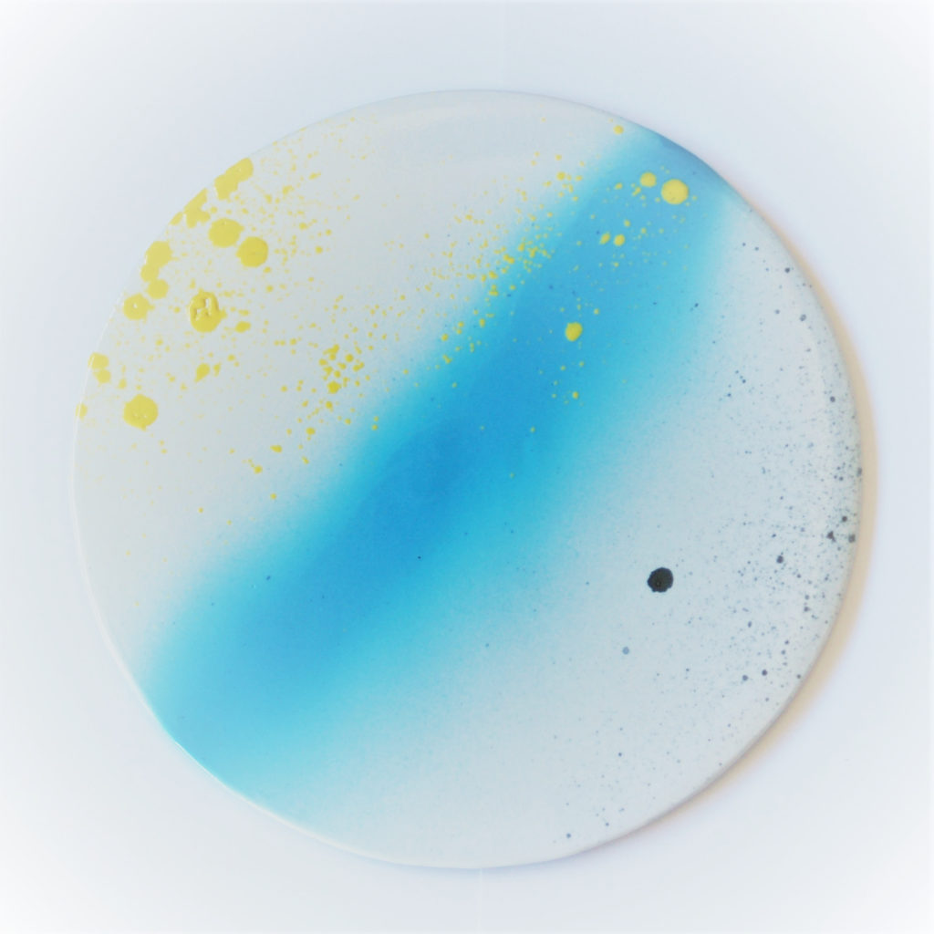 L'ETE , plat à patisserie en porcelaine de France, décor de grand feu en jaune cadmium, bleu Turque et noir de chrome . diamètre 32 cm. Réalisation 2020