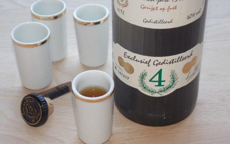 Ces verres à alcool en porcelaine blanche sont traditionnel pour boire le genièvre au Pays Bas. Et seront parfait pour tout vos digestifs forts. Avec une petite bordure en or fin. Fabriqué en Bretagne par l'artisan-artiste Bas VAN ZUIJLEN