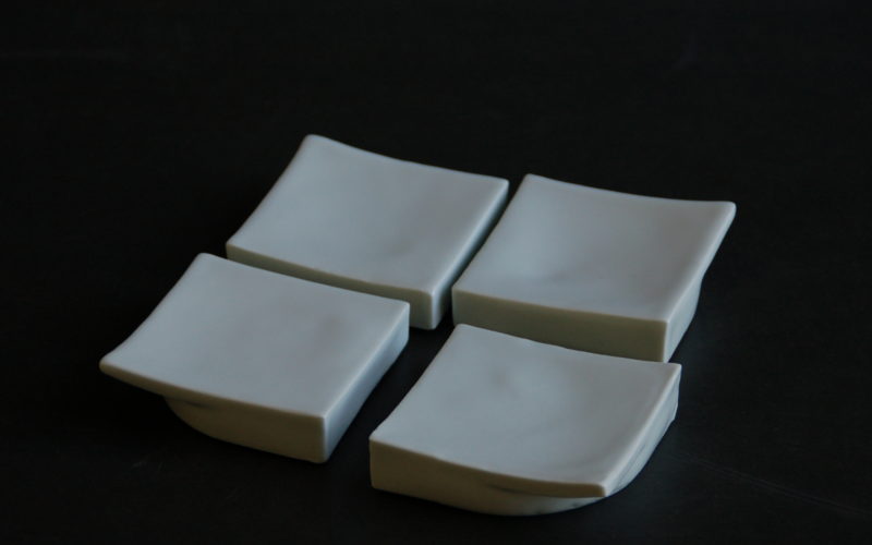 4 Coupes à apéritif 11x11 cm en porcelaine.