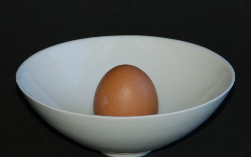 "Ei" est un bol et coquetier en porcelaine blanche. Design bas van Zuijlen. fabrication artisanal en Bretagne, france.