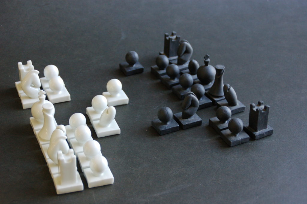 pièces pour un jeu d'échecs en porcelaine