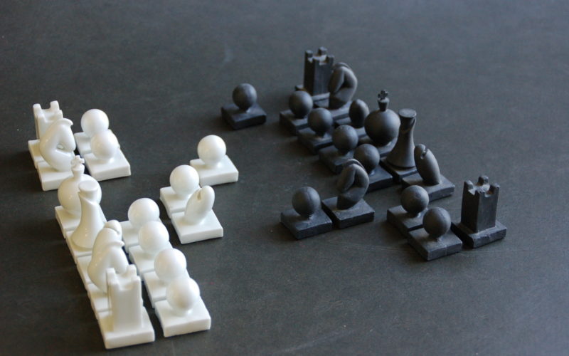 pièces pour un jeu d'échecs en porcelaine