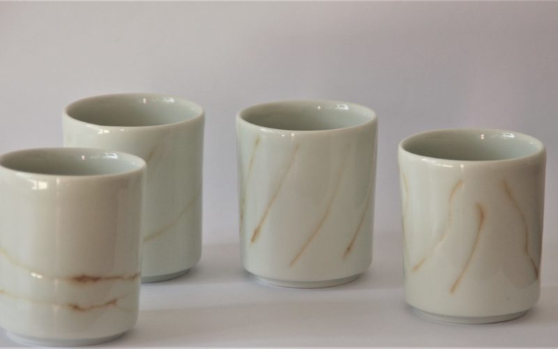 Ensemble de tasses à café, coupés à la bonne hauteur pour la machine à espresso de ma cliente. décor incisé et coloré à la main. Porcelaine de France.