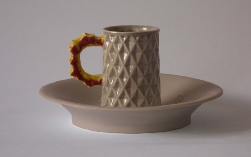 Brest, tasse et soucoupe de la série Exodus. Fabrication local en Bretagne par l'artisan d'art Bas van Zuijlen (Plobannalec-Lesconil, Finistère)