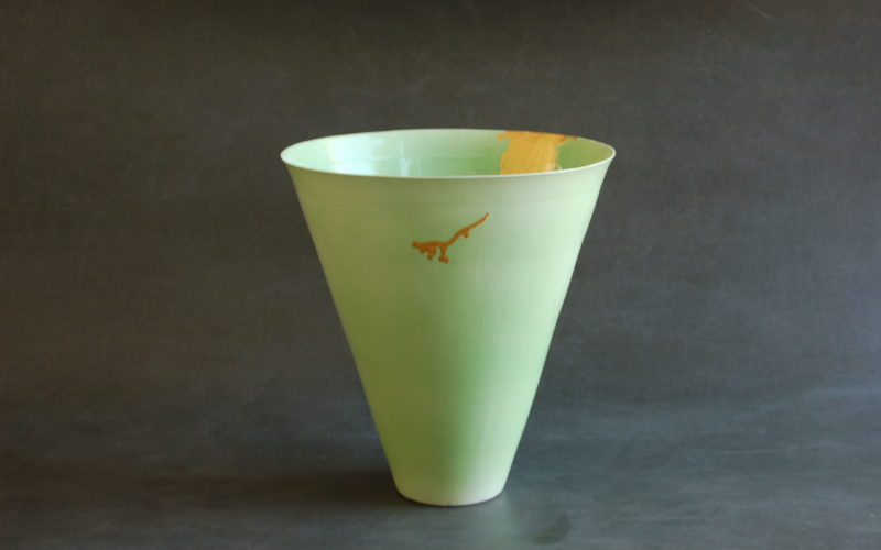 Vase en porcelaine fine "grand cone vert et or " H 32 cm diam 28 cm. décor en peinture acrylique qualité d'artiste. fabrication artisanale par Bas VAN ZUIJLEN.