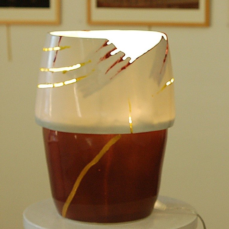 HHH, hommage à Hans Hartung. Lampe d'ambiance création artistique dans la veine du mouvement artistique Lyrique 32 cm, porcelaine découpé, recuit, émaillé et réémaillé, décor couleur or, rouge, jaune, violet. Artiste Bas van Zuijlen, 2016