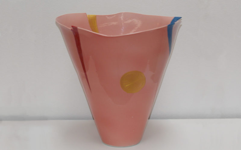 Joie, vase en forme de cone, hauteur 32 cm. Porcelaine fine décoré. peinture sur porcelaine, or, rose, rouge bleu, multicolore. Par Bas van Zuijlen, atelier céramique : l'esprit créateur