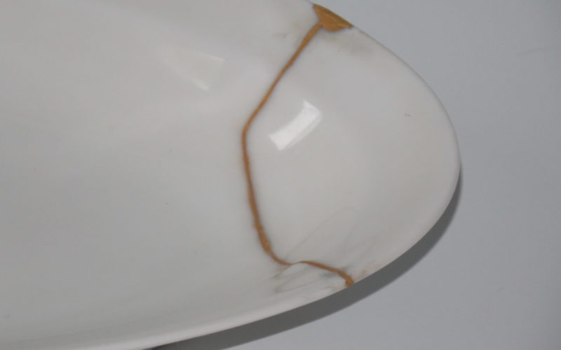 Une ligne d'or véritable pour réparer ce petit plat en porcelaine avec le Kintsugi