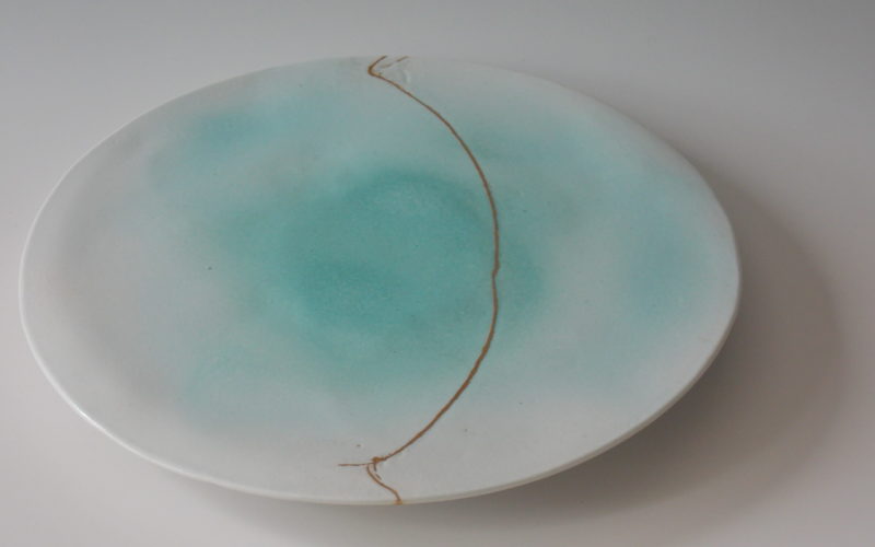 Plat de présentation en porcelaine, émaillé céladon craquelé et réparation Kintsugi en "mother of pearl gold"