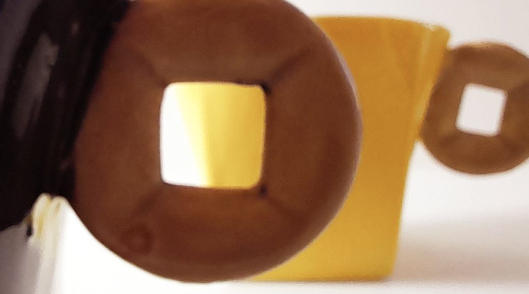 tasse à expresso jaune et noir