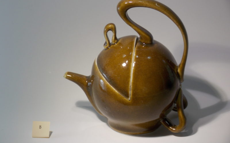 Théière en porcelaine marron avec anse en forme de serpentin