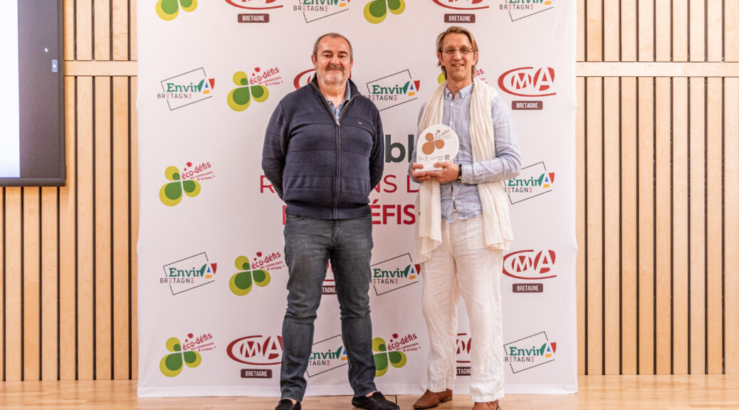 Bas van Zuijlen et Yannick Le Moigne posent avec le trophée éco-défis à la Chambre des Métiers et de l'Artisanat du Finistère