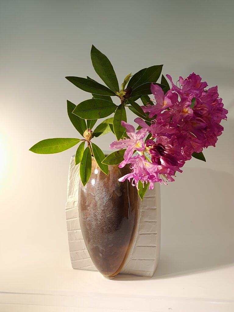 vase en porcelaine sculptural. Couleurs blanc mat et brun-argenté. fleurs de camélia