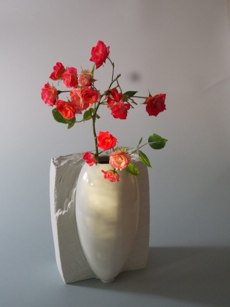 vase en porcelaine sculptural. Couleurs blanc mat et blanc brillant, roses